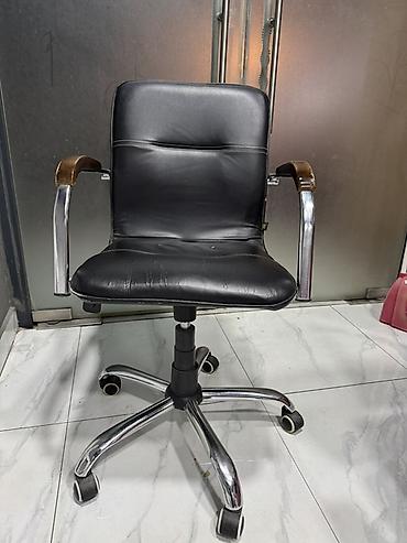 ofis: Ofis kresloları – 2 model 1) Dəri örtüklü klassik ofis kreslosu - — 1