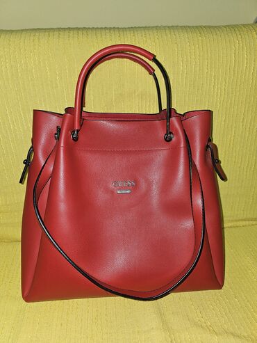 Oprema: Atraktivna, nova, crvena torba brenda Guess. Idealna za jesen i zimu