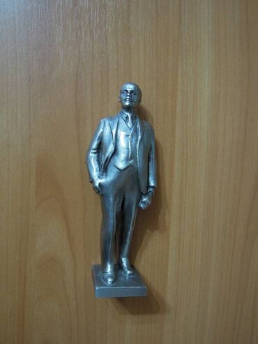 Статуэтки: Статуэтка Ленин стоит, кепка в руке. Силумин. 15 см