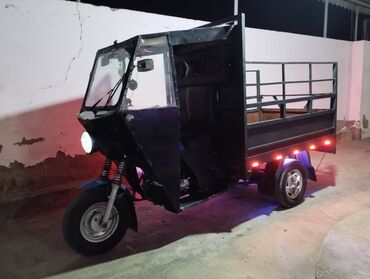 yuk masinlari sifarisi: Bu üçtəkərli yük vasitəsi, kiçik və orta ölçülü yüklərin daşınması