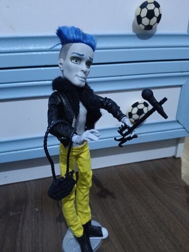 детские фигурки воины: Monster High oğlan kuklası – rokçu temalı Xüsusiyyətlər: - Parlaq