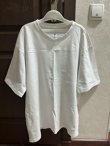 Футболки: Белая базовая футболка с коротким рукавом. - Посадка: Relaxed Fit — 3