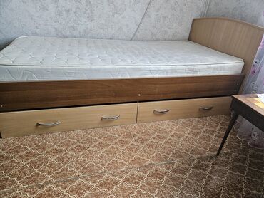 Полутораспальные кровати: Продаю кровать б/у с ящиками в хорошем состоянии