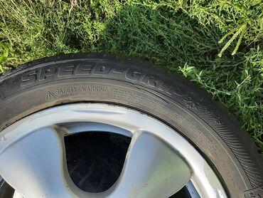 Gume i felne: 4 komada alu felne r15, sa 2 skoro nove i 2 polovne zimske gume. Na — 11
