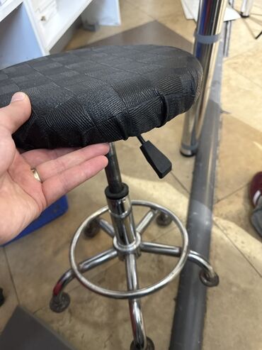 metbex tavanlari: Hündürlüyü tənzimlənən fırlanan taburetka - Oturacaq: dairəvi forma