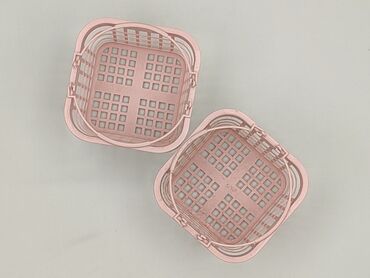 Zestaw dwóch różowych, plastikowych koszyków. Posiadają ażurową