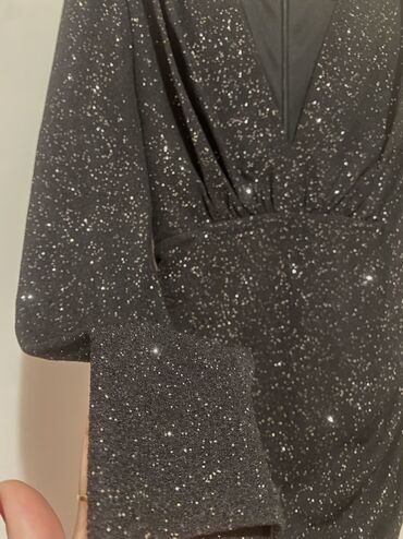 Haljine: Crna sjajna haljina s dugim rukavima i naborima(veličina 38/M) - — 2