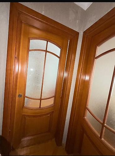 Təmiz qoz agacidi 4 ədədi Məlumatlı qapı dəsti – ağac və şüşə