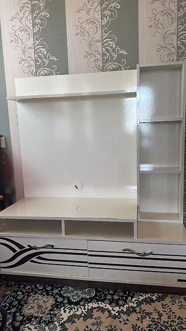 bitki toxumlarinin satisi: Ağ rəngli TV stendi və divar modulu - Material: parlaq səthli — 1