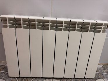 Maye divar kağızları: İşlənmiş Seksiyalı Radiator Ünvandan götürmə