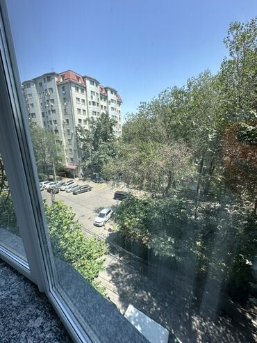срочно продаётся 1 комнатная квартира в районе ошского рынка по улице кенсуйская 17: Сдается просторная 4 ком кв квартира в золотом квадрате. Деловой