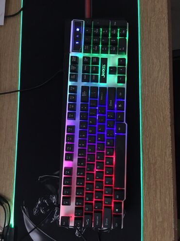 komputer klaviatura: Jedel sadə klaviyatura RGB