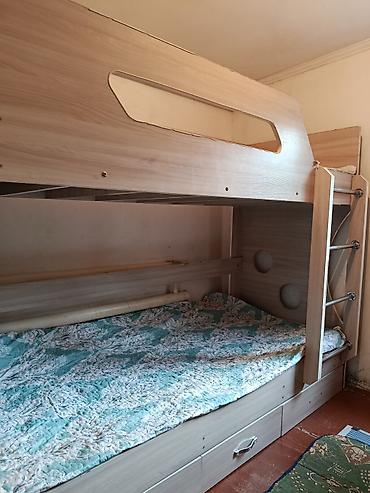 Кровати: Двухъярусная кровать с нижним спальным местом и защитным бортиком — 3