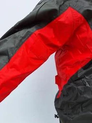 Ostali Kompleti, kombinezoni: Dvodelno kišno odelo u crno-crvenoj kombinaciji, dizajnirano za — 28