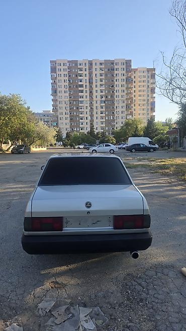 Digər avtomobillər: Model: Sedan, 4 qapı Rəng: Açıq gümüşü (iki tonlu panellərlə) — 6