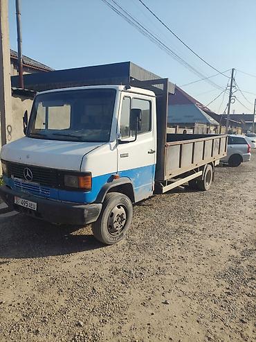 shacman m3000: Бортовой грузовик Mercedes-Benz (серия 811). Кабина двухместная — 3