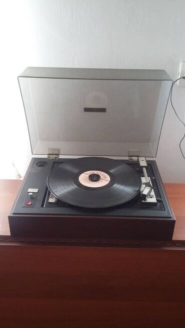 проигрыватель пластинок: Проигрыватель пластинок Мелодия-104-stereo-01 производства СССР