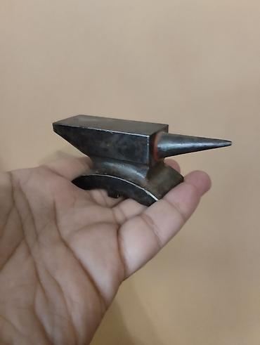 alet desti: Mini metal döymə örsü və dekorativ qızılı rəngli sürahi-set - Mini — 1