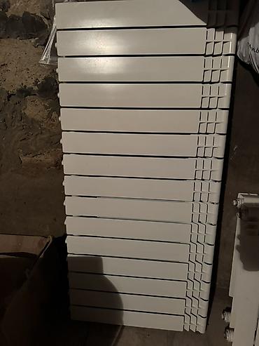 isti su: Ağ rəngli seksiyalı radiator (batareya) – divara asılan, isti — 1