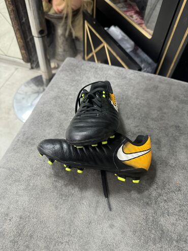 futbol ayaqqabilari nike: Oğlumunayağini sixdiği üçün satilir.yeni kimidir .Arginal nike.temiz