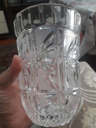 ваза напольная стеклянная высокая без узора: Güldan 40 ilindi.İşlənmiyib 20 azn
