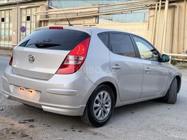 Hyundai: Hyundai i30 CRDi, gümüşü rəng, hetçbek kuzov. Xüsusiyyətlər: - Dizel — 17