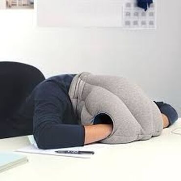 подушки для сна: Продаю подушку для сна в офисе. очень хороший подарок коллеге