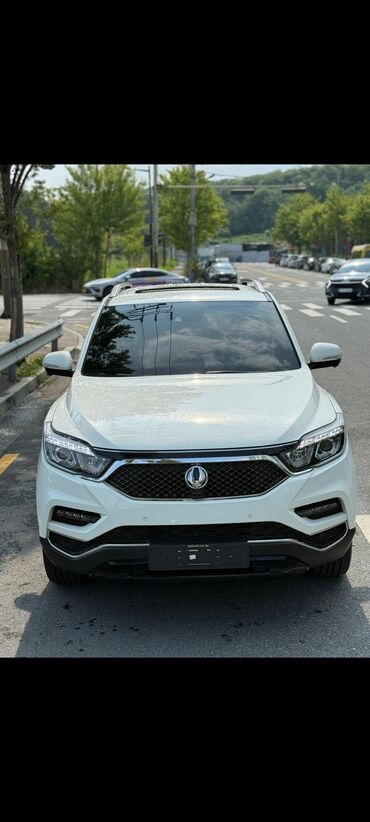 продам машину с последующим выкупом: Белый внедорожник SsangYong Rexton с современным дизайном. Автомобиль
