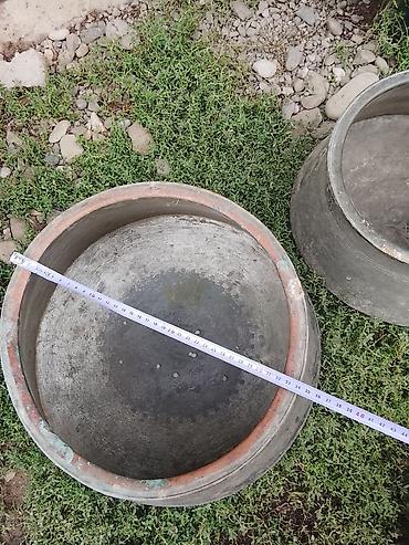 plov arabası: Böyük ölçülü mis qazananlar.3ədəd qazan müxtəlif ölçülərdə.Ən böyük — 5