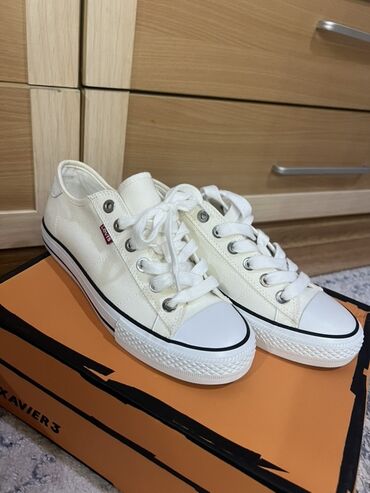 ремень кожа: Мужские кроссовки, 39, Levi's, Новый, цвет - Белый, Самовывоз, Платная доставка