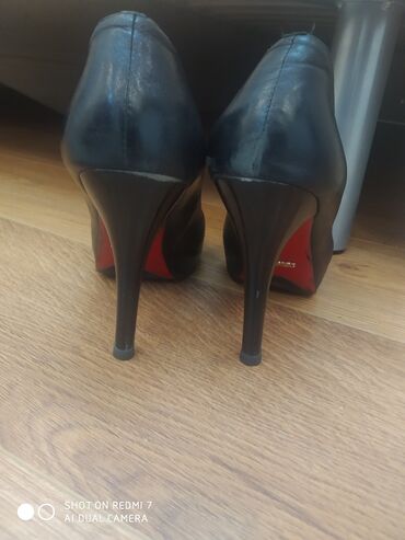 женские кожаные туфли размер 35: Туфли Aigle, 39.5, цвет - Черный