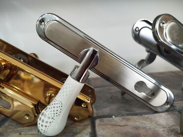 2ci el qapi: Qapı dəstəyi və kilid örtükləri dəsti - Material: metal korpus