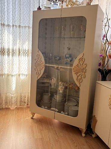 Vitrin şkaf – klassik dizaynlı, dekorativ oyma elementlərlə - lalafo.az -da — 1 Vitrin şkaf – klassik dizaynlı, dekorativ oyma elementlərlə - — 1