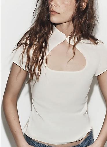 Zara, Qadın bluzası – ağ rəng, qısaqol, açıq sinə kəsiyi ilə, tam