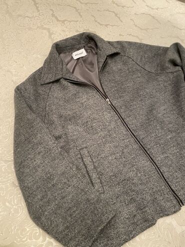 jaketlər instagram: Boğazlı yaxalı, fermuarlı boz rəngdə qadın/kişi üst geyimi (jaket). -