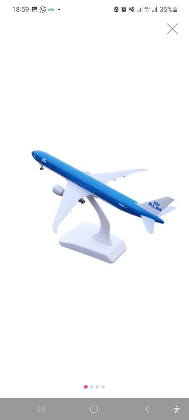 ваза напольная стеклянная высокая без узора: Mavi gövdəyə və ağ qanadlara malik KLM sərnişin təyyarəsi modeli. Ağ