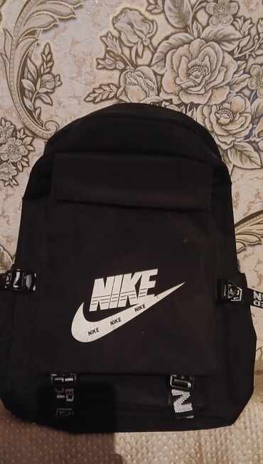 Rukzaklar: Nike çanta 4 cibi mövcuddur. Ünvandan götürülmə ilə . Tək qiymət 20
