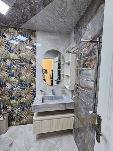 Tikinti daşları: Mərmər lavabo və rəfli şkaf ilə birlikdə vannalar üçün nəzərdə