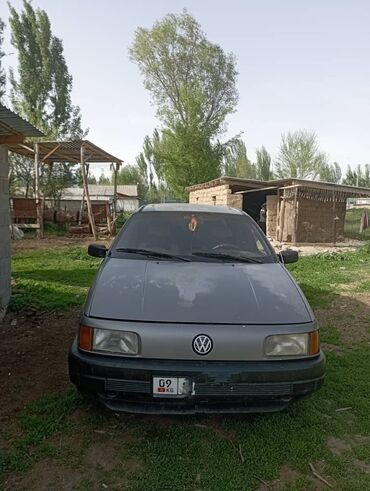 Volkswagen: Volkswagen Passat: 1988 г., 1.8 л, Механика, Бензин, Седан