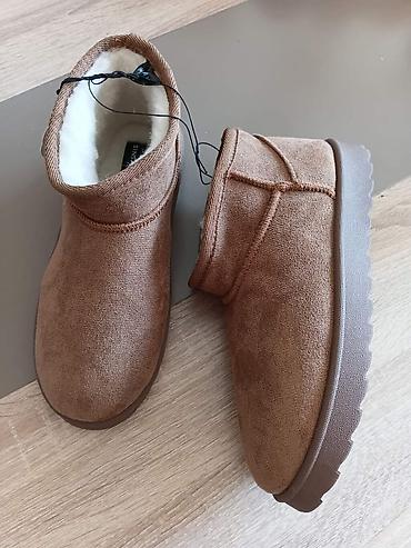 Ženske zimske kratke čizme – Sinsay - Model: ankle/mini čizme sa