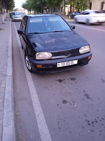 Продажа авто: Volkswagen Golf III, qara rəng, 5 qapılı hetçbek. Xüsusiyyətlər: - — 1