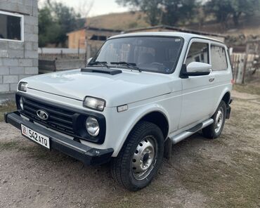 дом на колесо: Белый трехдверный внедорожник Lada Niva Legend, оснащенный черным