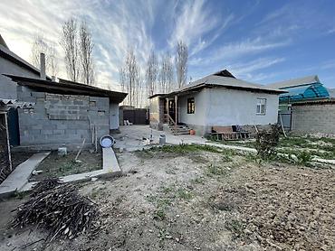 Продажа коттеджей и домов: Продаётся частный дом с большим двором и хозяйственными постройками.6 — 1