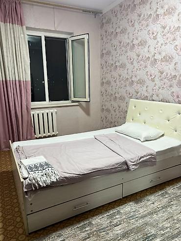 bunk bed: Односпальная кровать с мягким изголовьем и выдвижными ящиками для — 1