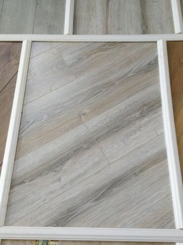 pip agaci: Laminate döşəmə – boz-ağ dəvətnaməli ağac fakturası - Üslub: müasir