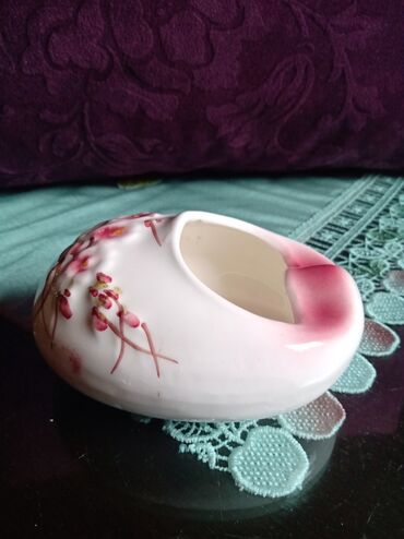 Ostalo posuđe: Pepeljara nova klompa,porcelanska. Visina. 6cm. Duzina. 12cm na lalafo.rs — 5 Ostalo posuđe: Pepeljara nova klompa,porcelanska. Visina. 6cm. Duzina. 12cm — 5