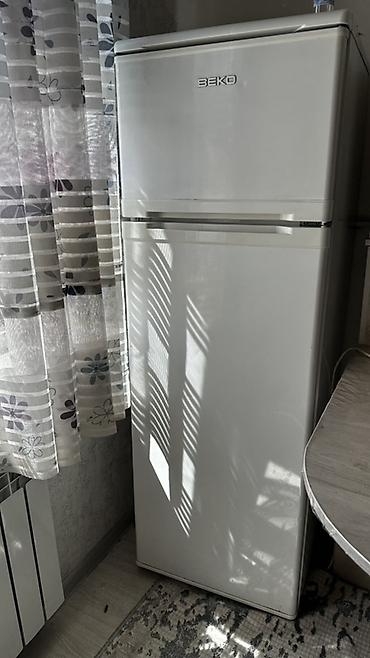 холодильник бутка: Холодильник BEKO, двухкамерный, классический белый цвет. Верхняя — 2