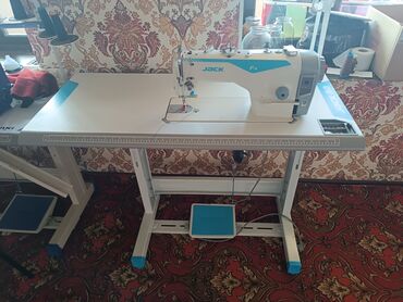 чешскую швейную машинку: Швейная машина Jack, Полуавтомат