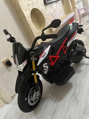 Beşiklər: Nika….Motosiklet 200 man yenidir ishlenmeyib hec 280 man alinib unvan