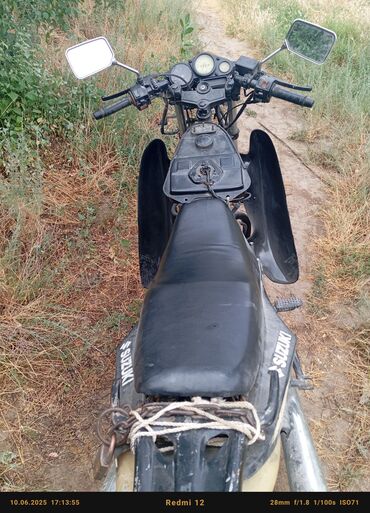 купить мотоцикл в рассрочку без банка: Мотоцикл Suzuki в черном цвете, предназначенный для передвижения по